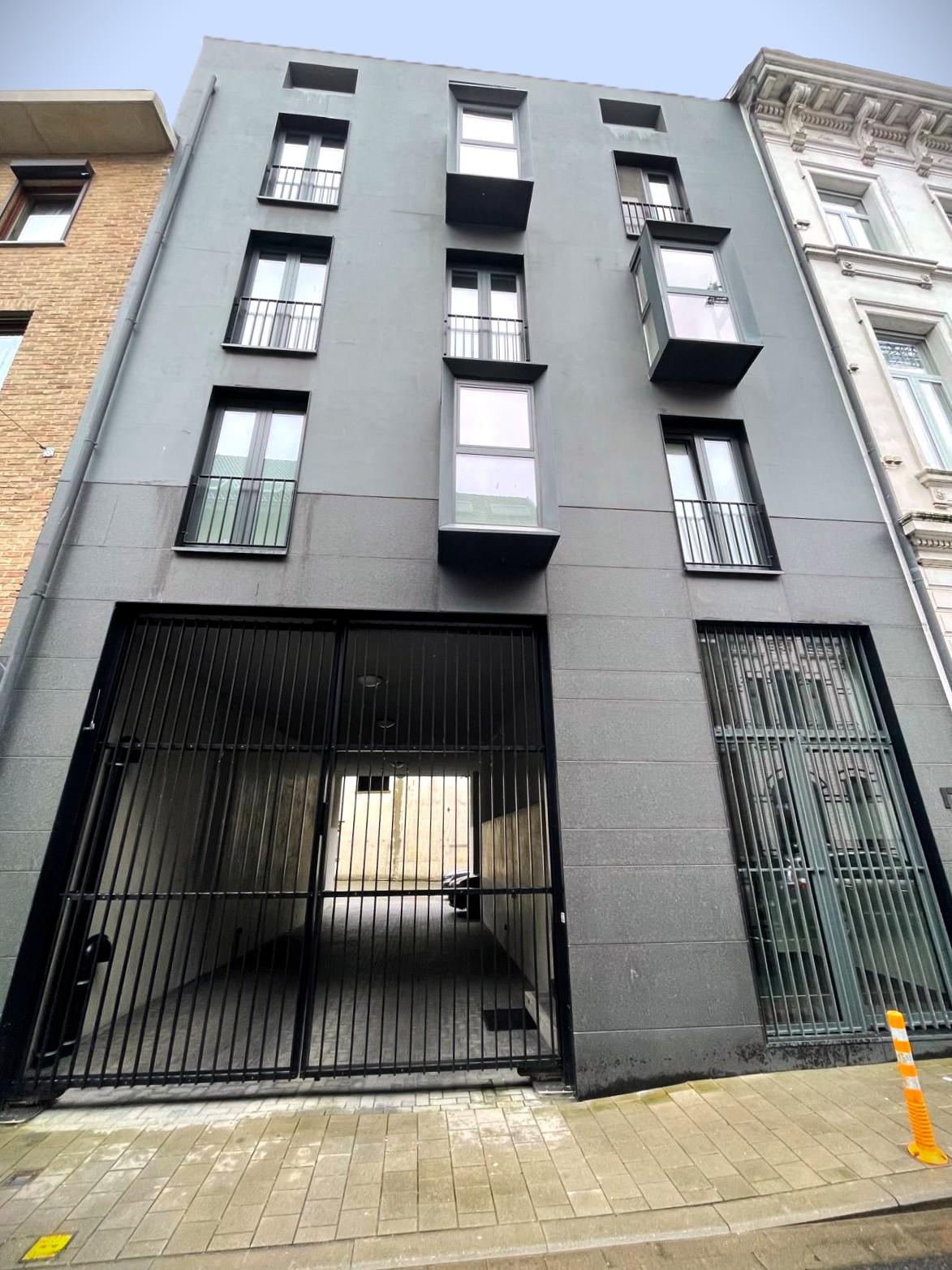 VASTRATEGY — appartementen met zwarte gevel